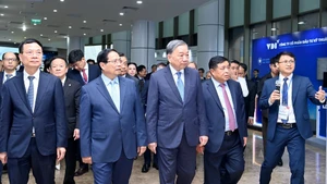 苏林总书记和范明正总理参观越南创新展。