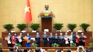 越共中央总书记苏林、政府总理范明正、国会主席陈青敏及党和国家领导同志向新任命的副总理、部长和部分国会委员会主任送花表示祝贺。