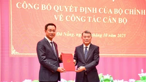 黎明兴同志向黎玉光同志颁发越共中央政治局的任命决定书。（图片来源：VGP）