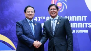 越南政府总理范明正会见菲律宾总统费迪南德·罗慕尔德兹·马科斯。(图片来源:VGP)