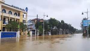 顺化市裴氏春路路面积水严重。(图片来源:越通社)
