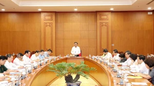 越共中央政治局委员、中央书记处常务书记陈锦秀10月16日主持的一场会议。