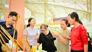 河内秋季特有的扁糯米制品吸引了当地居民和游客。