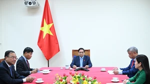 越南政府总理范明正同泰国总理阿努廷·参威拉恭通电话。