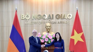 越南外交部副部长黎氏秋姮与亚美尼亚外交部副部长姆纳察坎·萨法良共同主持越南—亚美尼亚政治磋商。(图片来源:越通社)
