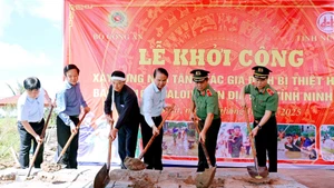 为受第10号台风及其残余环流影响的家庭建设新房的奠基仪式。（图片来源：baochinhphu.vn）
