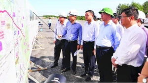 得乐省人民委员会领导视察庆和至邦美蜀高速公路项目。