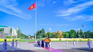古巴全国人民政权代表大会主席埃斯特万·拉索·埃尔南德斯一行入陵瞻仰胡志明主席遗容。