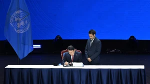 越南公安部长梁三光签署《联合国打击网络犯罪公约》。