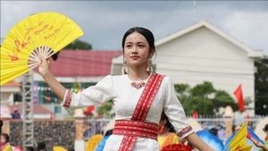 卡特节于10月20日下午在庆和省福友乡友德村体育场正式开幕。（图片来源：越通社）