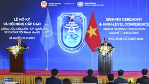 越南政府总理范明正与联合国秘书长出席《河内公约》开放签署仪式新闻发布会。
