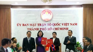 越南祖国阵线胡志明市委员会与老挝建国阵线万象委员会、老挝建国阵线占巴塞省委员会在胡志明市签署2025年至2030年阶段合作谅解备忘录。