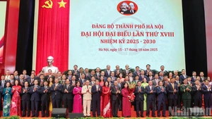 越共中央书记处常务书记陈锦秀送花祝贺越共河内市委员会。