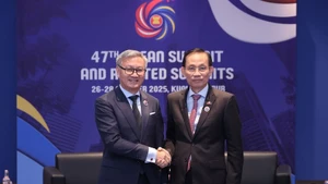外交部长黎怀忠会见老挝外交部长通沙万·丰威汉。(图片来源:越通社)