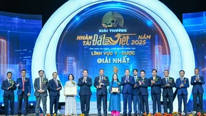 国会主席陈青敏和越共中央宣教与民运部部长阮重义向获奖作者团队颁发奖状。(维灵 摄)