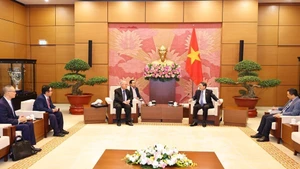 越南国会副主席阮德海会见德国世界大学生协助组织主席卡姆比兹·加瓦米。（图片来源：越通社）