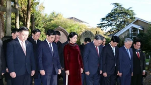 苏林总书记一行拜谒马克思墓地。(图片来源:越通社)
