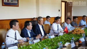 阮明宇大使与蒙多基里省政府领导举行会议。