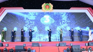 范明正总理出席一号国家数据中心揭牌仪式暨该中心国家数据系统正式投运仪式。