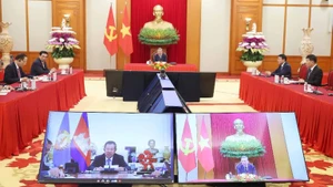 越共中央总书记苏林同柬埔寨人民党主席洪森通电话。