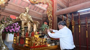 苏林总书记上香缅怀胡志明主席。