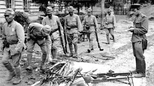 日本法西斯关东军士兵向苏联红军缴械投降（1945年8月）。（图片来源：国际文件/越通社）