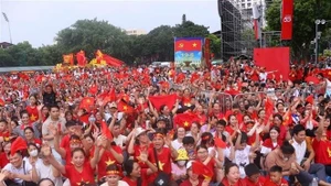 来自全国各地的大批民众从一大早就赶到现场，希望能占到视野良好的位置，方便观赏。（图片来源：越通社）