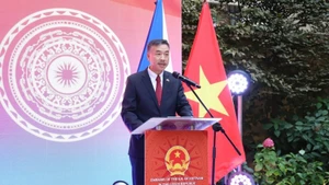 越南驻捷克大使杨怀南在开幕辞中的讲话。（图片来源：越南之声）