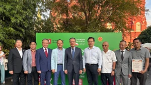 越南驻俄大使邓明魁与与会代表合影。（图片来源：越通社）