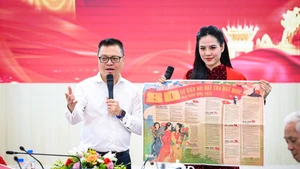 越共中央委员、《人民报》社总编辑、中央宣教与民运部副部长、越南新闻工作者协会主席黎国明介绍《人民报》国庆特刊。