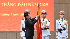 国家主席梁强向公安部授予三级劳动勋章。
