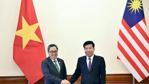 越南外交部副部长阮孟强与马来西亚外交部副秘书长拿督阿末·罗兹安·阿卜杜勒·加尼。