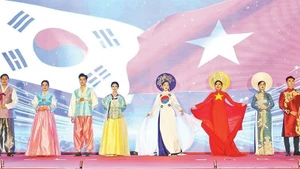 越南和韩国传统服饰表演。
