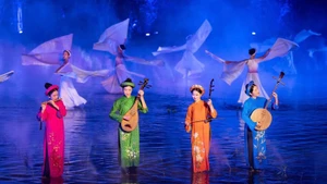 《北部精华》演出中的一个场景，展现了浓厚的越南文化特色。（图片来源：组委会提供）