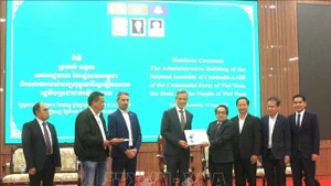 柬埔寨国会在首都金边隆重举行由越南援建的新行政大楼交接仪式。（图片来源：越通社）