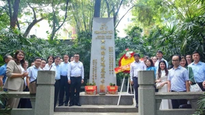 越南记协代表团在广州市黄花岗烈士陵园向范鸿泰烈士敬献花圈并上香，缅怀他对党和民族革命事业的英勇牺牲，表达深深的敬意和感激之情。