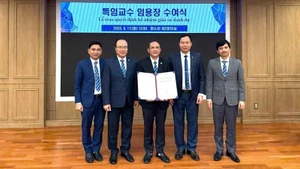 越南水利大学校长阮中越被聘为韩国启明大学的名誉教授。