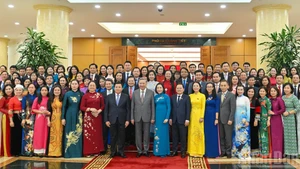 越共中央总书记苏林与各位代表合影。（水原 摄）