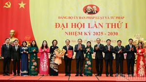 越共中央政治局委员、国会党组书记、国会主席陈青敏向国会法律与司法委员会机关党委颁发决定书，并送花表示祝贺。