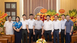 值此纪念越南革命新闻日100周年之际，越共中央委员、中央检查委员会副主任黄文茶同志率团造访《人民报》社，表示祝贺。