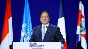 越南政府总理范明正在会上发表讲话。（图片来源：越通社）