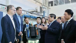 范明正总理造访瑞典皇家工学院核能安全研究室。（图片来源：越通社）