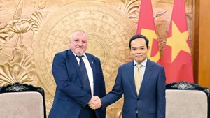 越共中央书记处书记、中央政策与战略部部长陈流光会见匈牙利社会党（MSZP）主席科姆亚蒂·伊姆莱（Komjáthi Imre）。（图片来源：越通社）