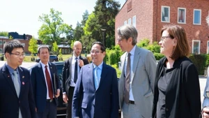 越南政府总理范明正探访卡罗林斯卡医学院。（图片来源： 越通社）