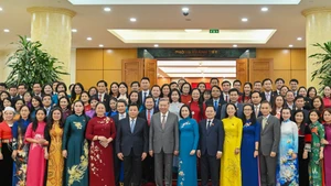 越共中央总书记苏林与各位代表合影。