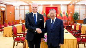 越共中央总书记苏林会见立陶宛共和国总统吉塔纳斯·瑙塞达。