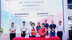 越南图书出版机构Chibooks与中国广西省漓江出版社签署合作协议。（图片来源：Chibooks）