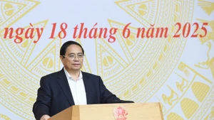 政府总理范明正在会上致辞。（陈海 摄）