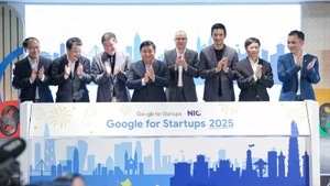越南政府副总理阮志勇与各位代表合影。（图片来源：越通社）