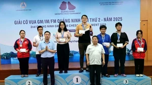 组委会向获奖棋手颁奖。（图片来源：越通社）